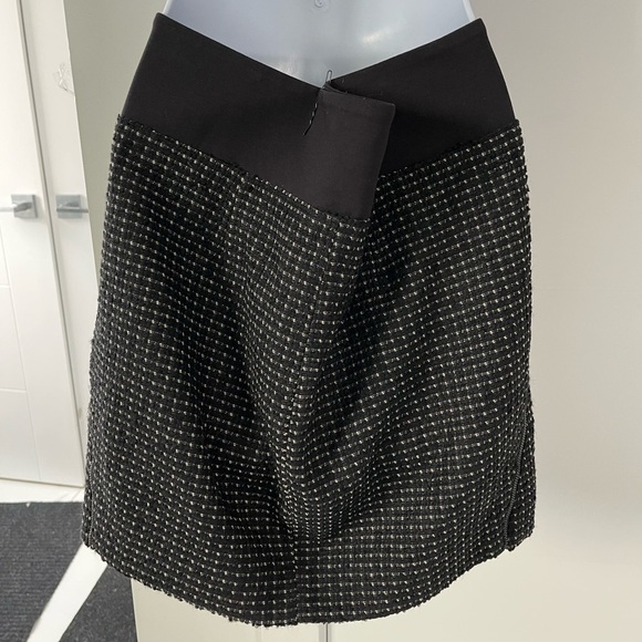 Theory/ Tweed Mini skirt/ Wool blend/ Zippered/ Black & white/ Size US 4 - Picture 8 of 15